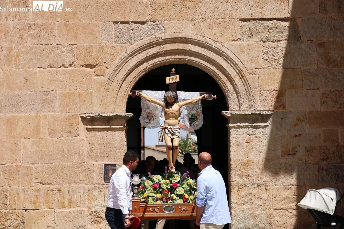 Devoción en Castellanos de Moriscos con la procesión en honor al Cristo de las Batallas | FOTOS: David Sañudo