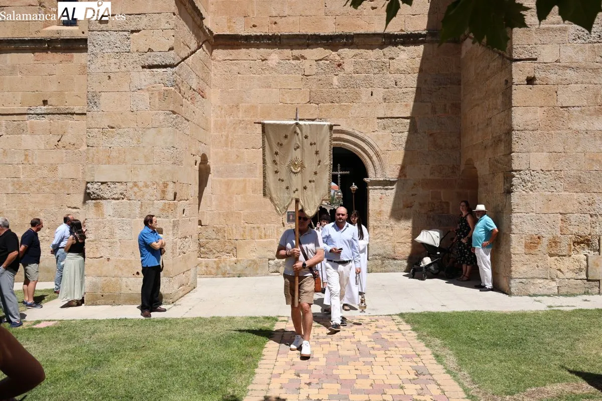 Devoción en Castellanos de Moriscos con la procesión en honor al Cristo de las Batallas | FOTOS: David Sañudo