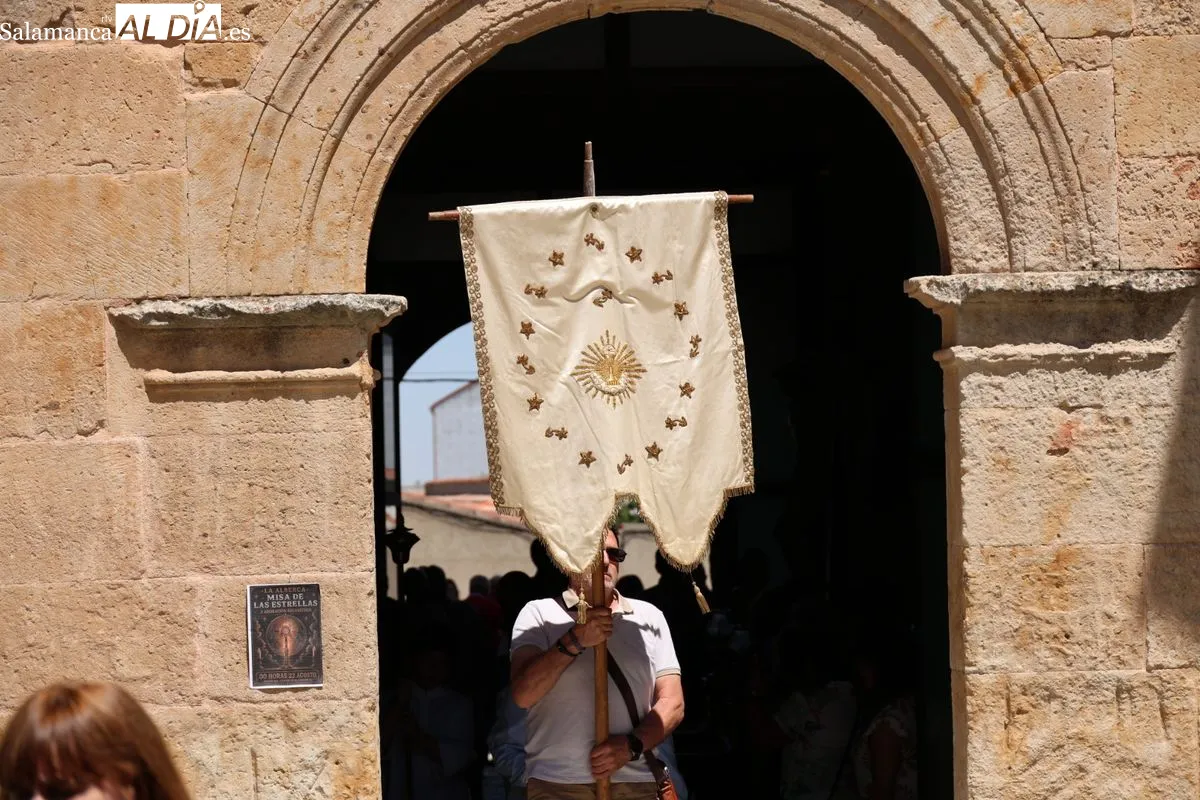 Devoción en Castellanos de Moriscos con la procesión en honor al Cristo de las Batallas | FOTOS: David Sañudo