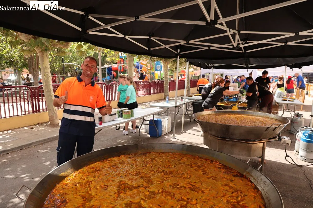 Foto 2 - FOTOS | Castellanos de Moriscos celebra su multitudinaria paella popular por las fiestas