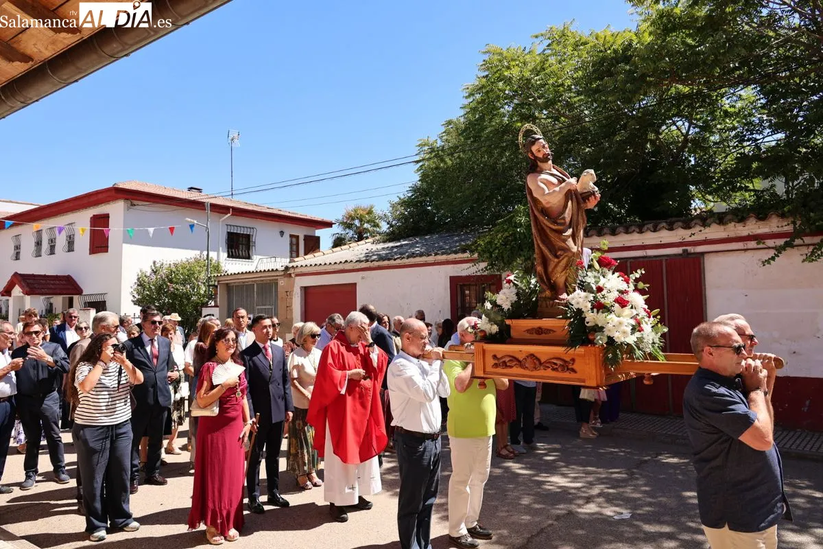 Procesión y paella popular en la La Vellés para honrar a San Juan Bautista | FOTOS: David Sañudo