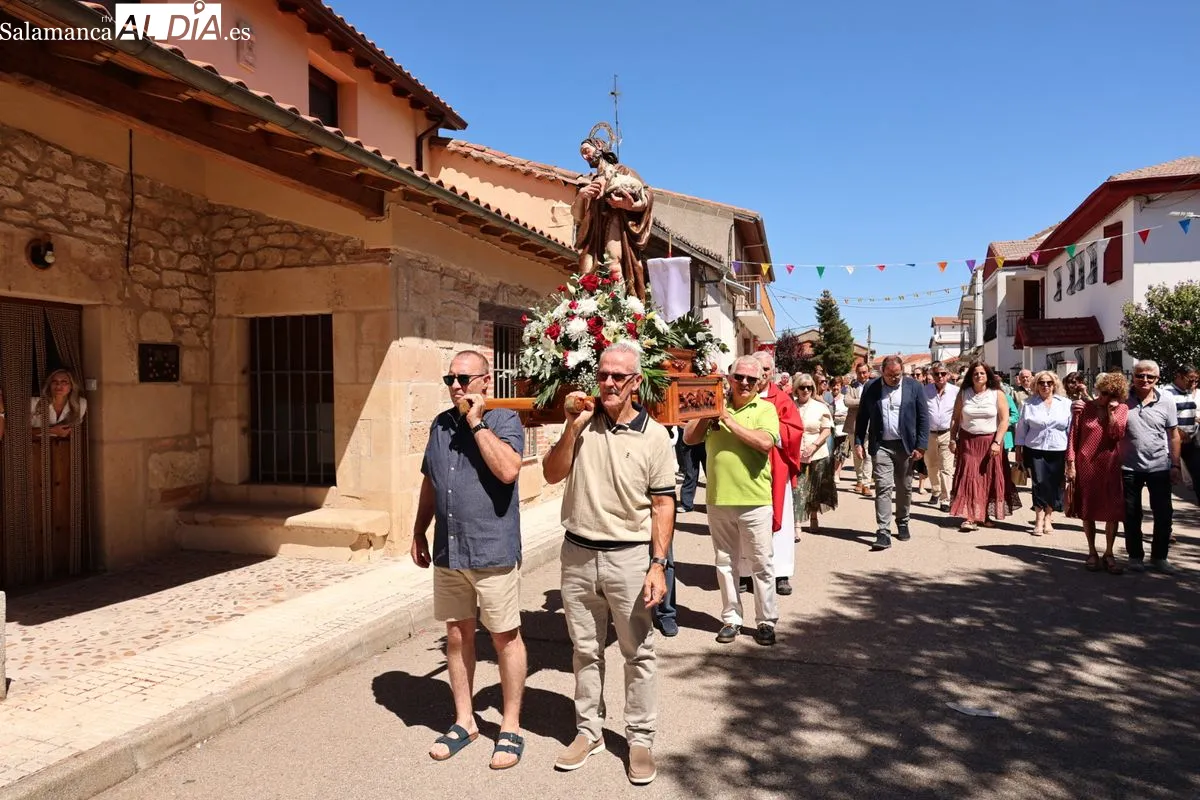 Procesión y paella popular en la La Vellés para honrar a San Juan Bautista | FOTOS: David Sañudo