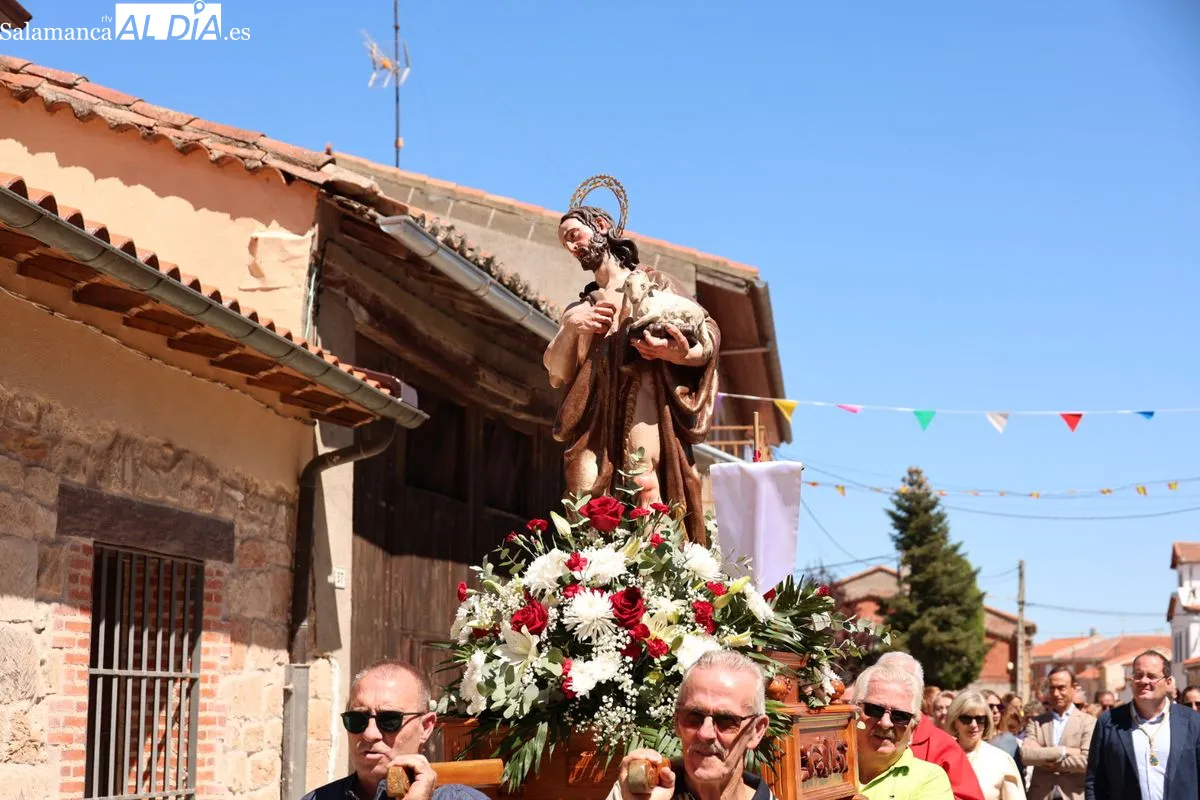 Procesión y paella popular en la La Vellés para honrar a San Juan Bautista | FOTOS: David Sañudo