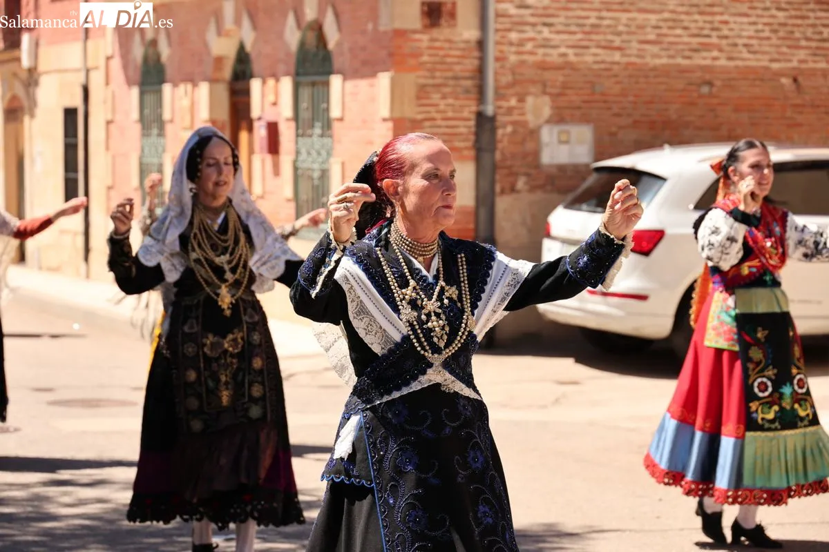 Procesión y paella popular en la La Vellés para honrar a San Juan Bautista | FOTOS: David Sañudo