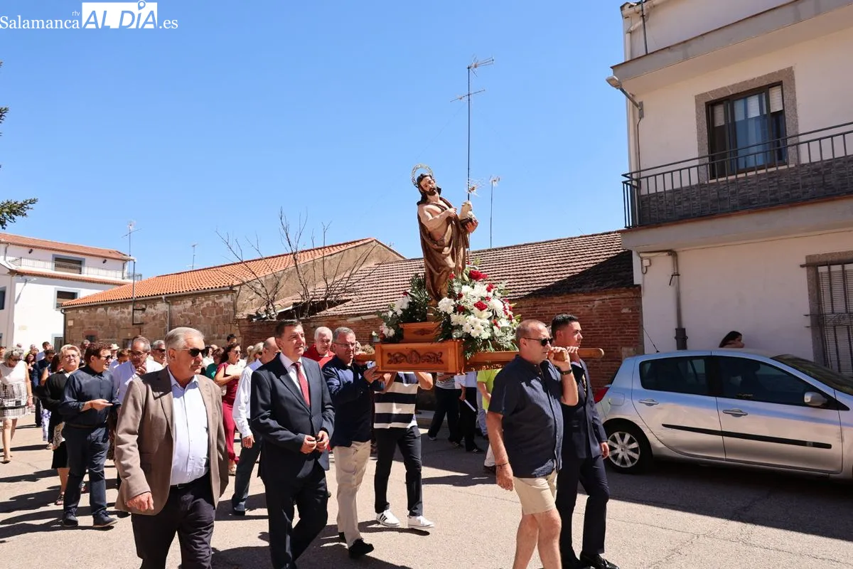 Procesión y paella popular en la La Vellés para honrar a San Juan Bautista | FOTOS: David Sañudo