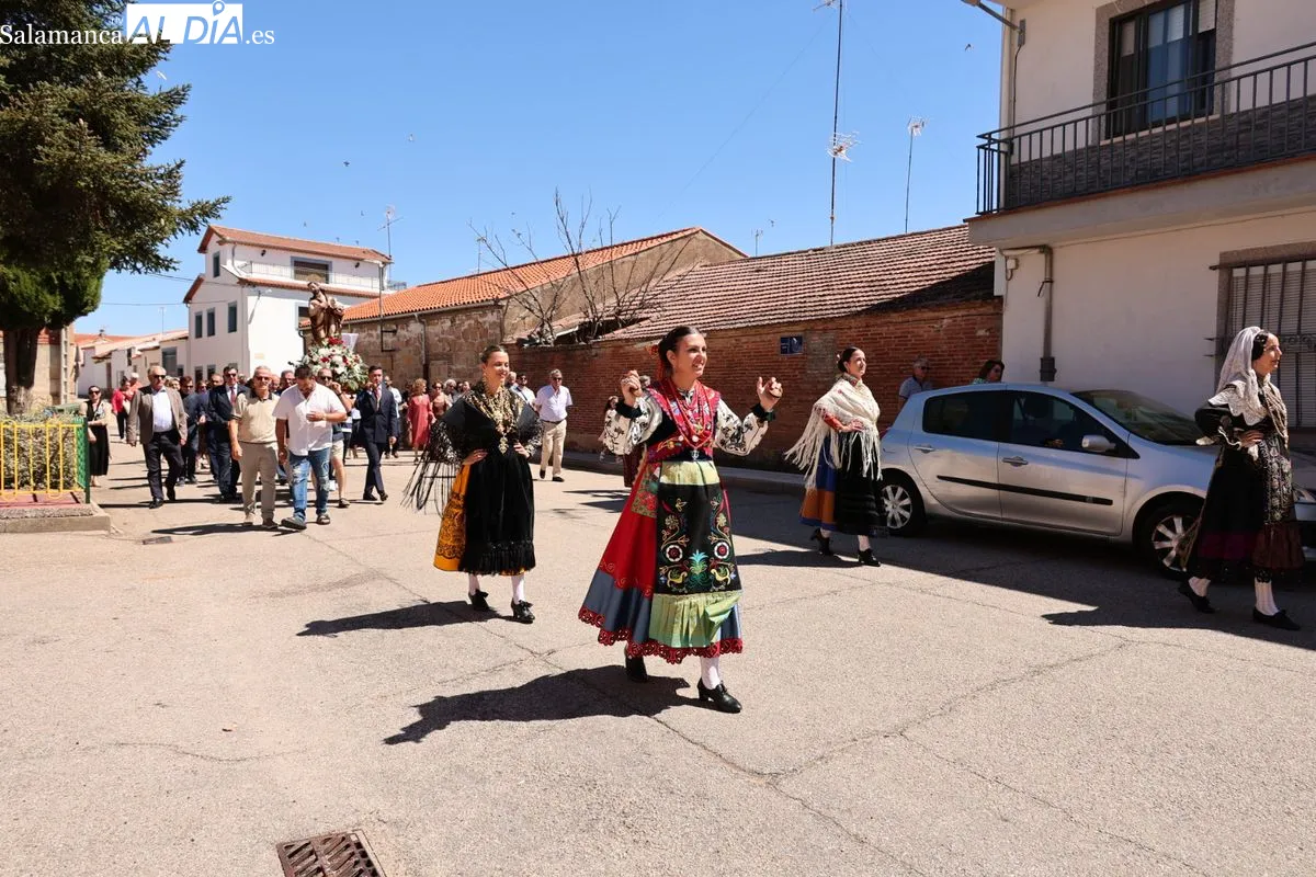 Procesión y paella popular en la La Vellés para honrar a San Juan Bautista | FOTOS: David Sañudo