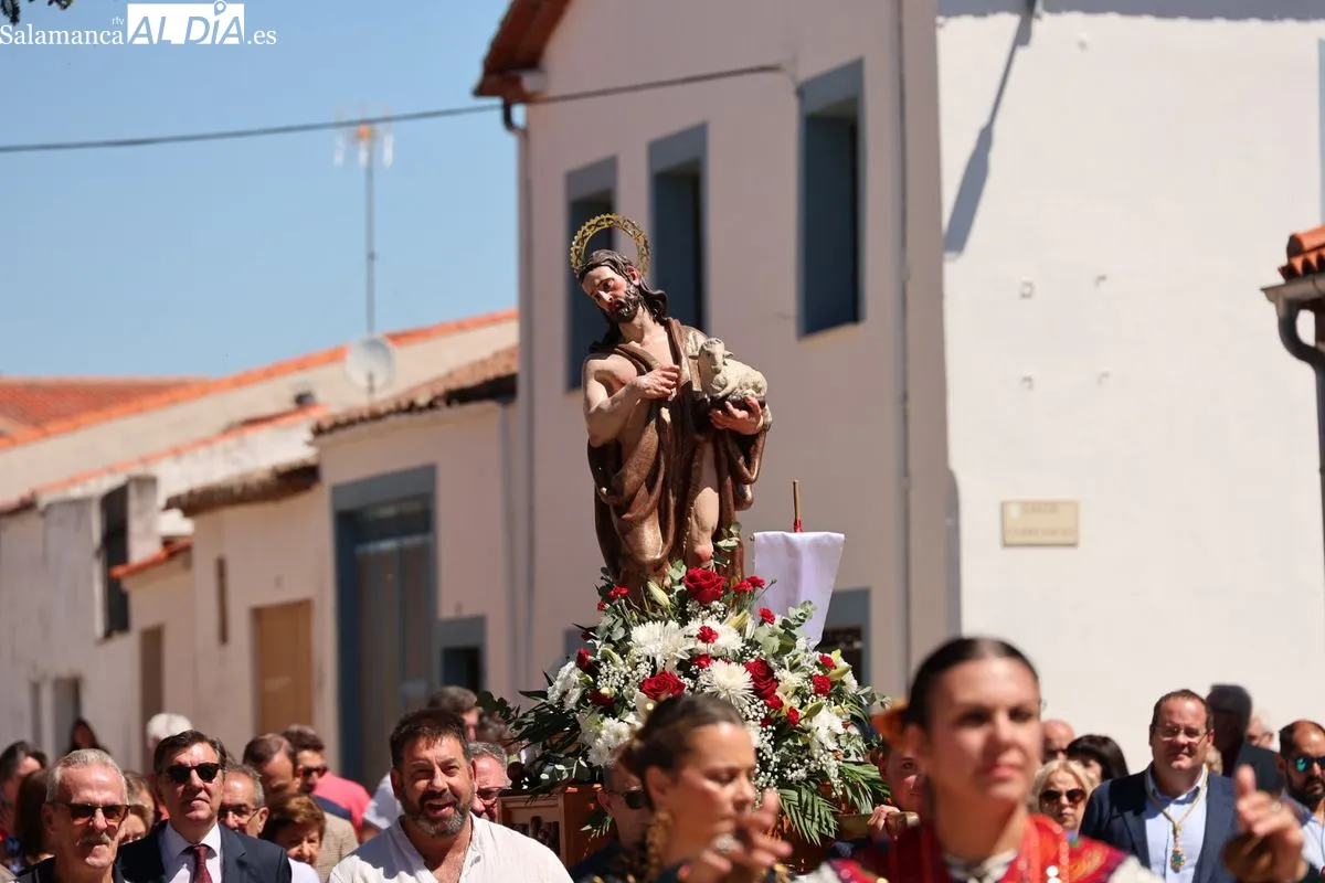 Procesión y paella popular en la La Vellés para honrar a San Juan Bautista | FOTOS: David Sañudo
