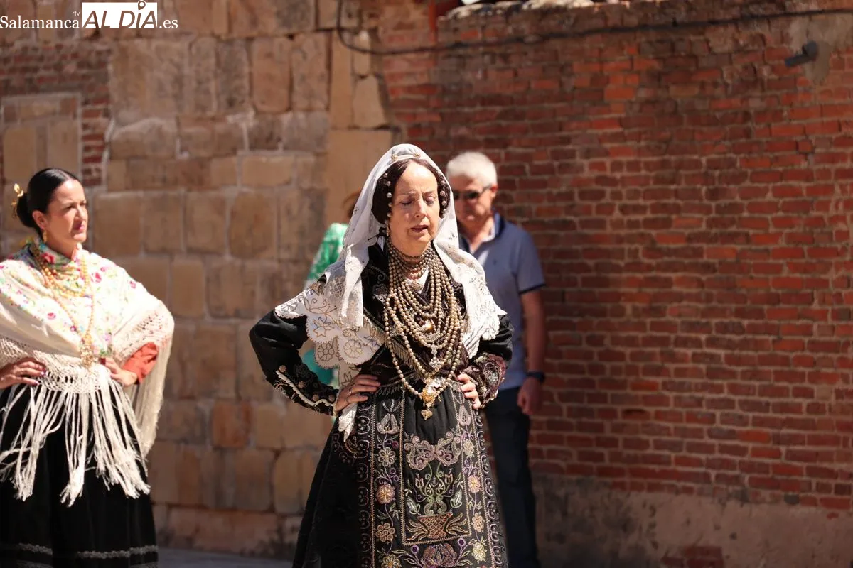 Procesión y paella popular en la La Vellés para honrar a San Juan Bautista | FOTOS: David Sañudo