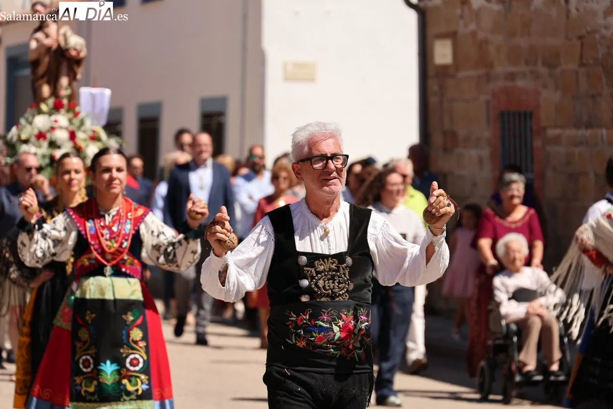 Procesión y paella popular en la La Vellés para honrar a San Juan Bautista | FOTOS: David Sañudo