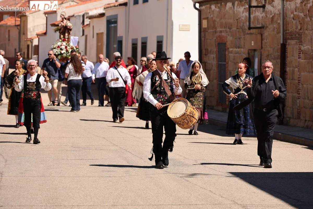 Procesión y paella popular en la La Vellés para honrar a San Juan Bautista | FOTOS: David Sañudo