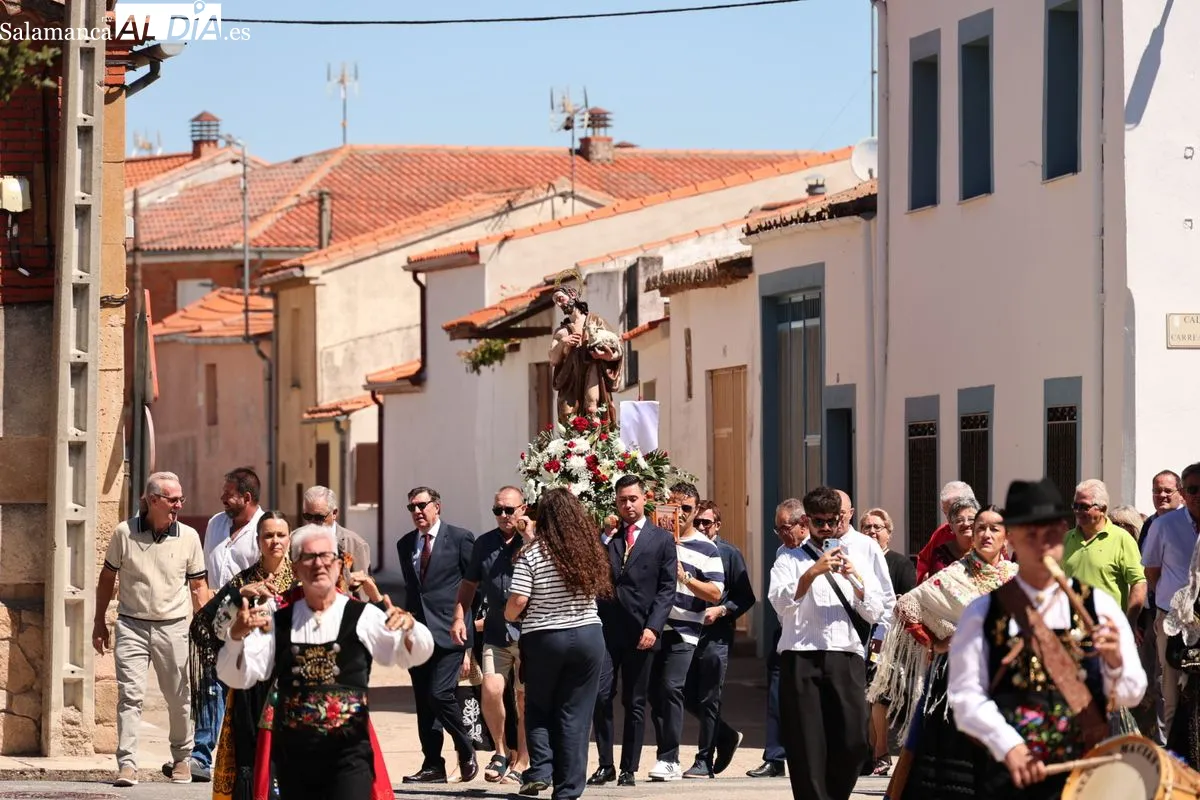 Procesión y paella popular en la La Vellés para honrar a San Juan Bautista | FOTOS: David Sañudo