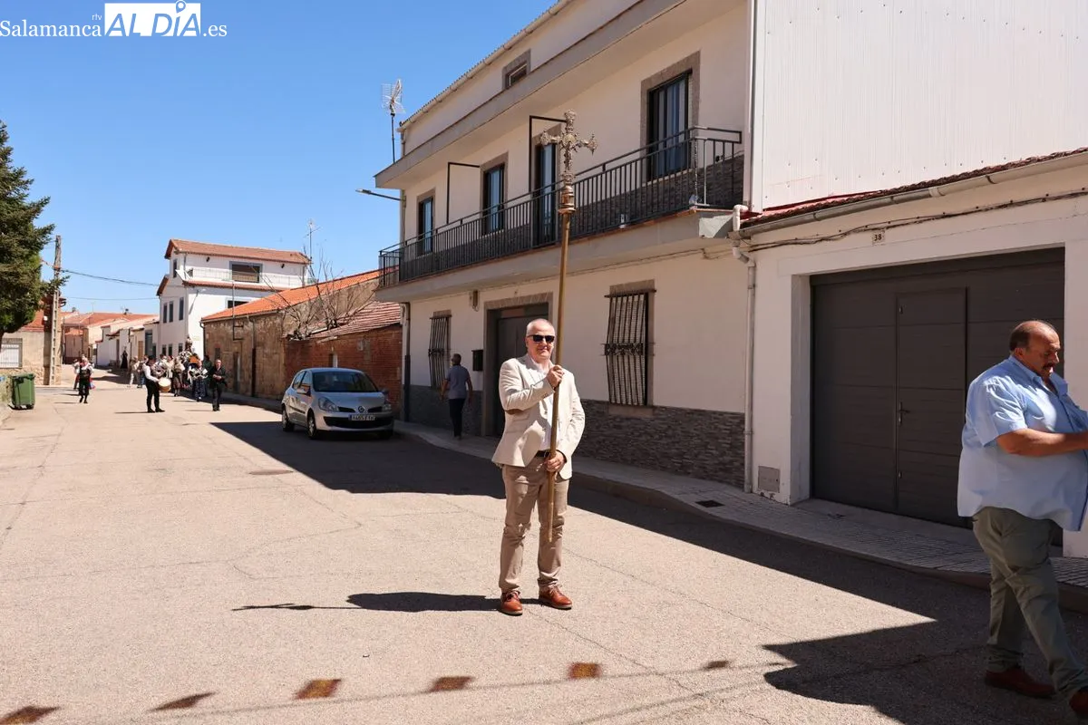 Procesión y paella popular en la La Vellés para honrar a San Juan Bautista | FOTOS: David Sañudo