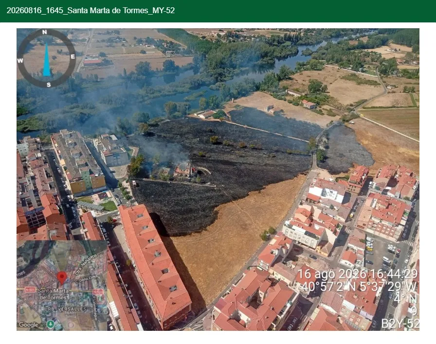 Foto 3 - El incendio forestal de Santa Marta alcanza un &aacute;tico