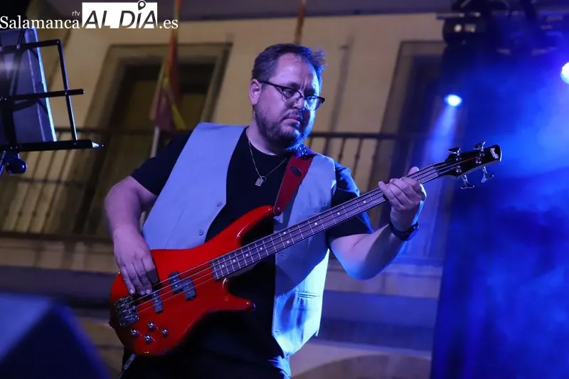 Foto 11 - 'Tres de Picas' hace vibrar a Alba de Tormes con los grandes cl&aacute;sicos del rock espa&ntilde;ol