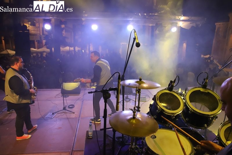 'Tres de Picas' hace vibrar a Alba de Tormes con los grandes clásicos del rock español | Imagen 2
