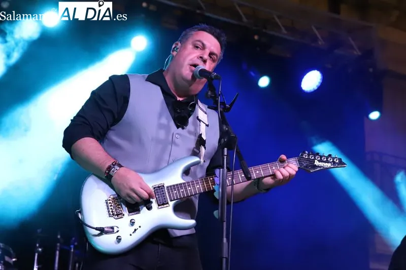 Foto 3 - 'Tres de Picas' hace vibrar a Alba de Tormes con los grandes cl&aacute;sicos del rock espa&ntilde;ol