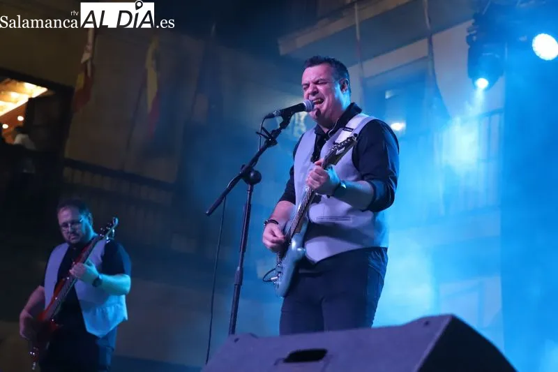 Foto 6 - 'Tres de Picas' hace vibrar a Alba de Tormes con los grandes cl&aacute;sicos del rock espa&ntilde;ol