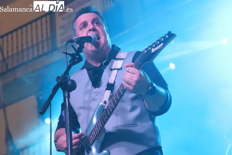 Foto 7 - 'Tres de Picas' hace vibrar a Alba de Tormes con los grandes cl&aacute;sicos del rock espa&ntilde;ol