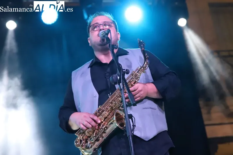 Foto 10 - 'Tres de Picas' hace vibrar a Alba de Tormes con los grandes cl&aacute;sicos del rock espa&ntilde;ol