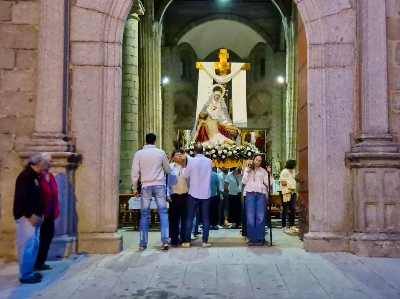 Foto 8 - Vecinos y fieles arropan a Nuestra Se&ntilde;ora de la Piedad en su salida extraordinaria organizada por la cofrad&iacute;a de la Vera Cruz