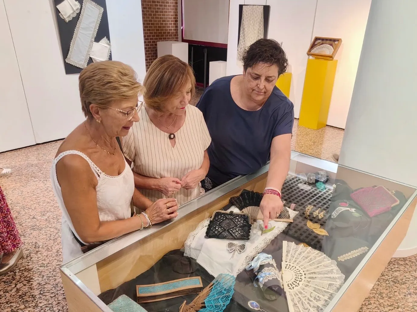Foto 3 - Las Encajeras de Pe&ntilde;aranda muestran sus llamativos trabajos en una exposici&oacute;n como antesala de su XVIII Encuentro Nacional de este s&aacute;bado