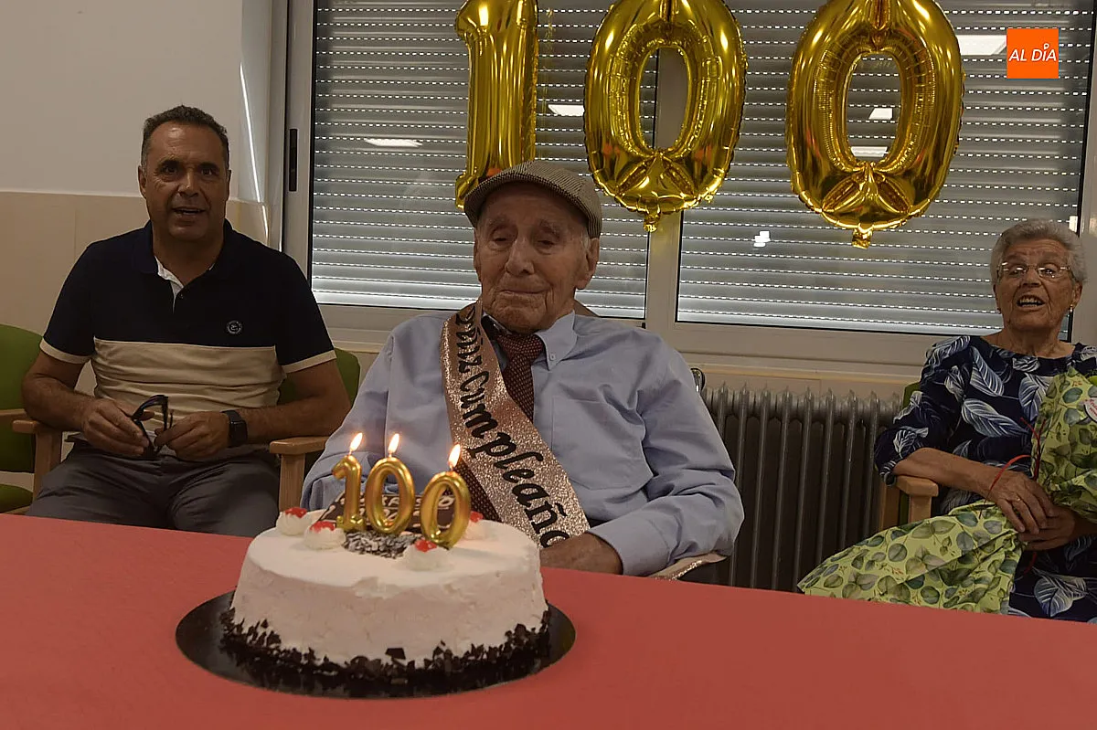 Foto 2 - Evaristo Alfonso Cort&eacute;s celebra sus 100 a&ntilde;os rodeado de familiares y compa&ntilde;eros en la Residencia Mixta