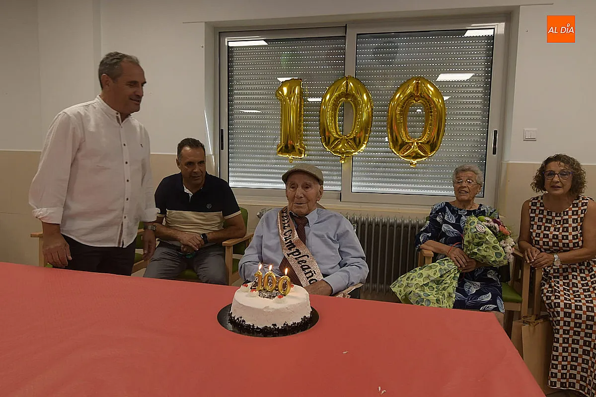 Foto 3 - Evaristo Alfonso Cort&eacute;s celebra sus 100 a&ntilde;os rodeado de familiares y compa&ntilde;eros en la Residencia Mixta