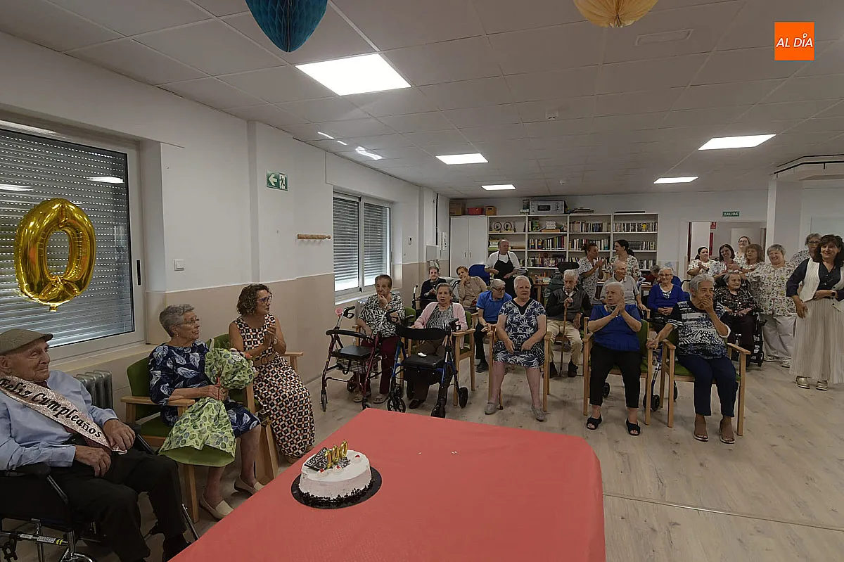 Foto 4 - Evaristo Alfonso Cort&eacute;s celebra sus 100 a&ntilde;os rodeado de familiares y compa&ntilde;eros en la Residencia Mixta