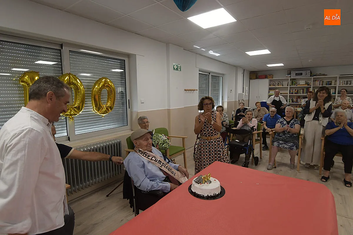 Foto 5 - Evaristo Alfonso Cort&eacute;s celebra sus 100 a&ntilde;os rodeado de familiares y compa&ntilde;eros en la Residencia Mixta