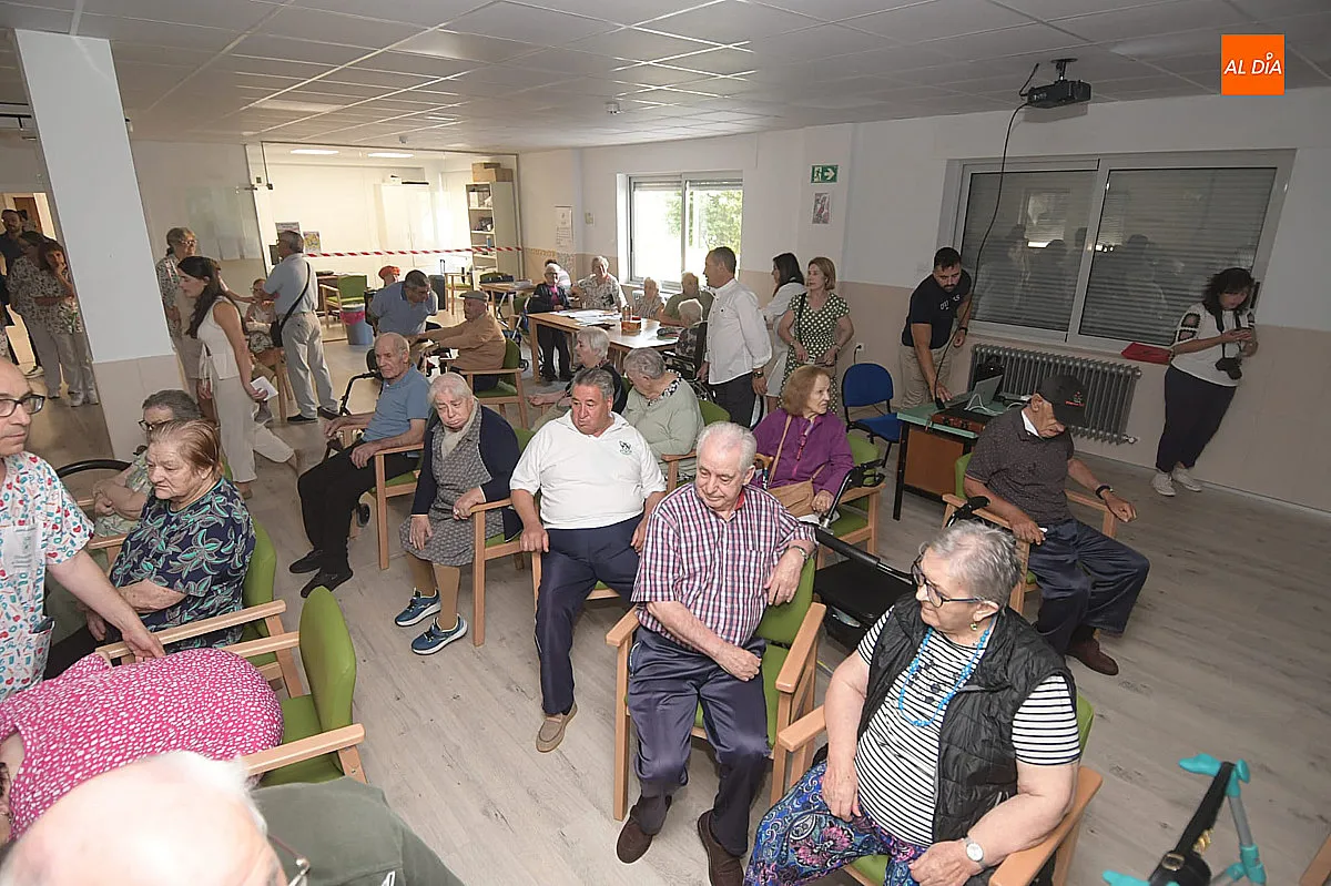 Foto 6 - Evaristo Alfonso Cort&eacute;s celebra sus 100 a&ntilde;os rodeado de familiares y compa&ntilde;eros en la Residencia Mixta