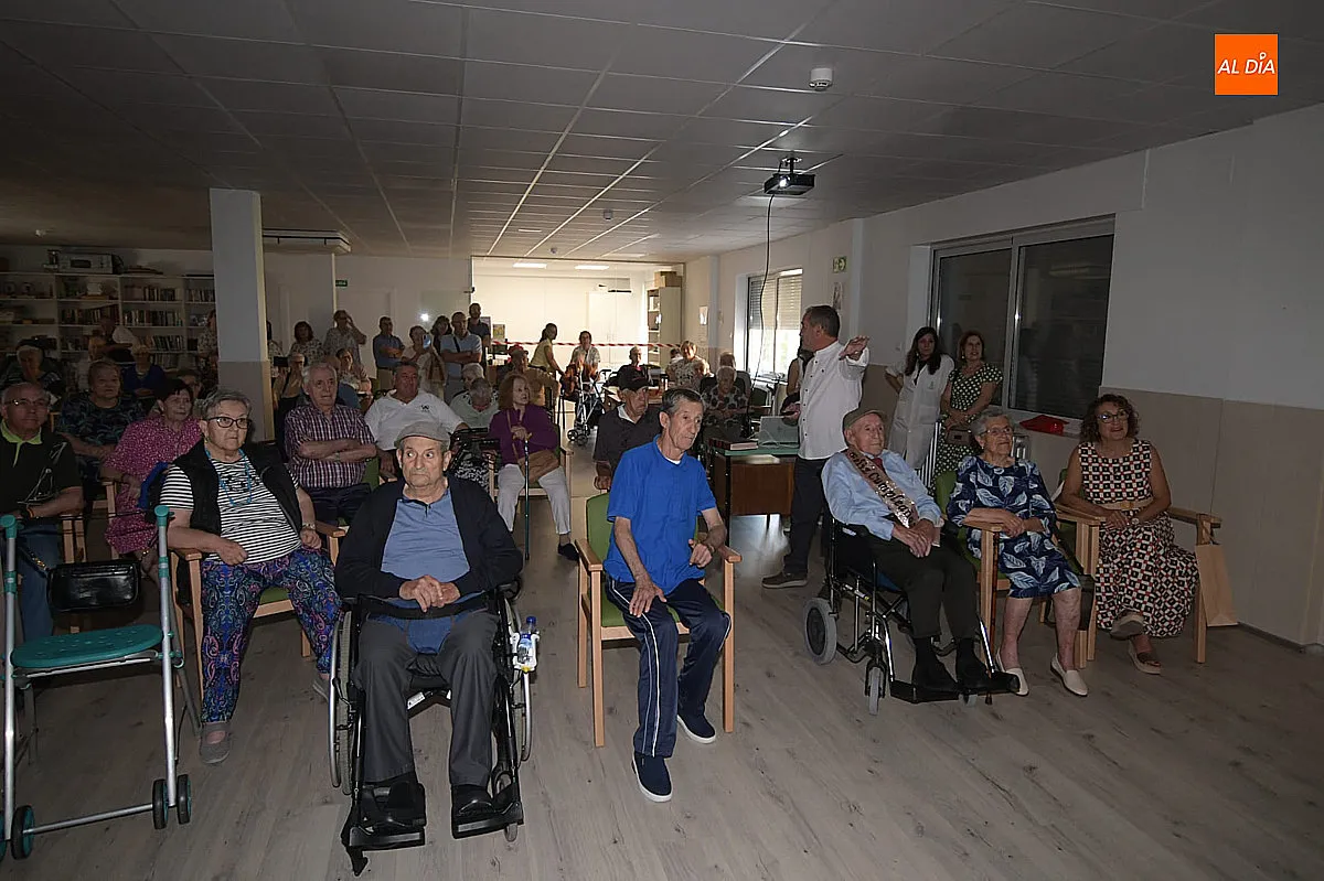 Foto 7 - Evaristo Alfonso Cort&eacute;s celebra sus 100 a&ntilde;os rodeado de familiares y compa&ntilde;eros en la Residencia Mixta
