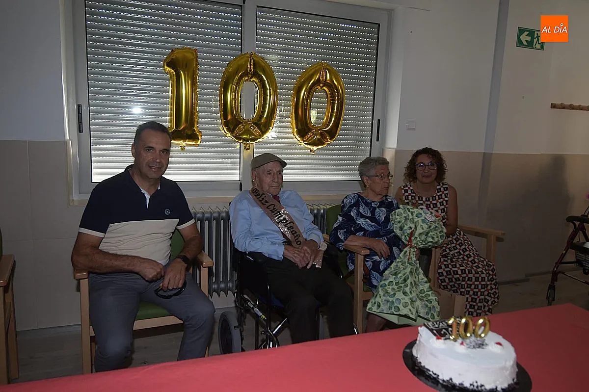 Foto 8 - Evaristo Alfonso Cort&eacute;s celebra sus 100 a&ntilde;os rodeado de familiares y compa&ntilde;eros en la Residencia Mixta