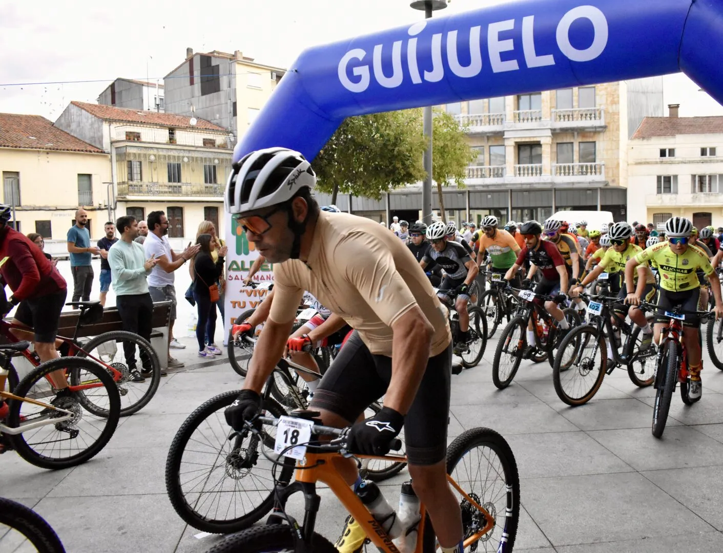 Foto 4 - Deporte, jam&oacute;n ib&eacute;rico y solidaridad se dan la mano en la Jamountain Bike de Guijuelo