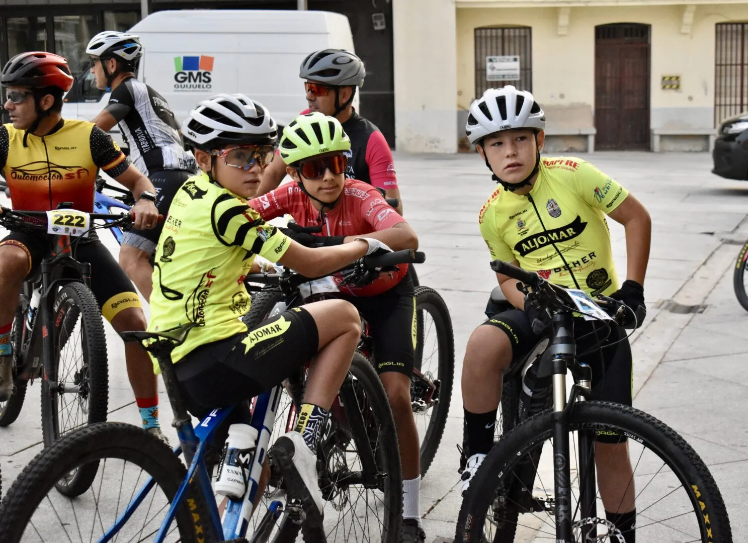 Foto 10 - Deporte, jam&oacute;n ib&eacute;rico y solidaridad se dan la mano en la Jamountain Bike de Guijuelo