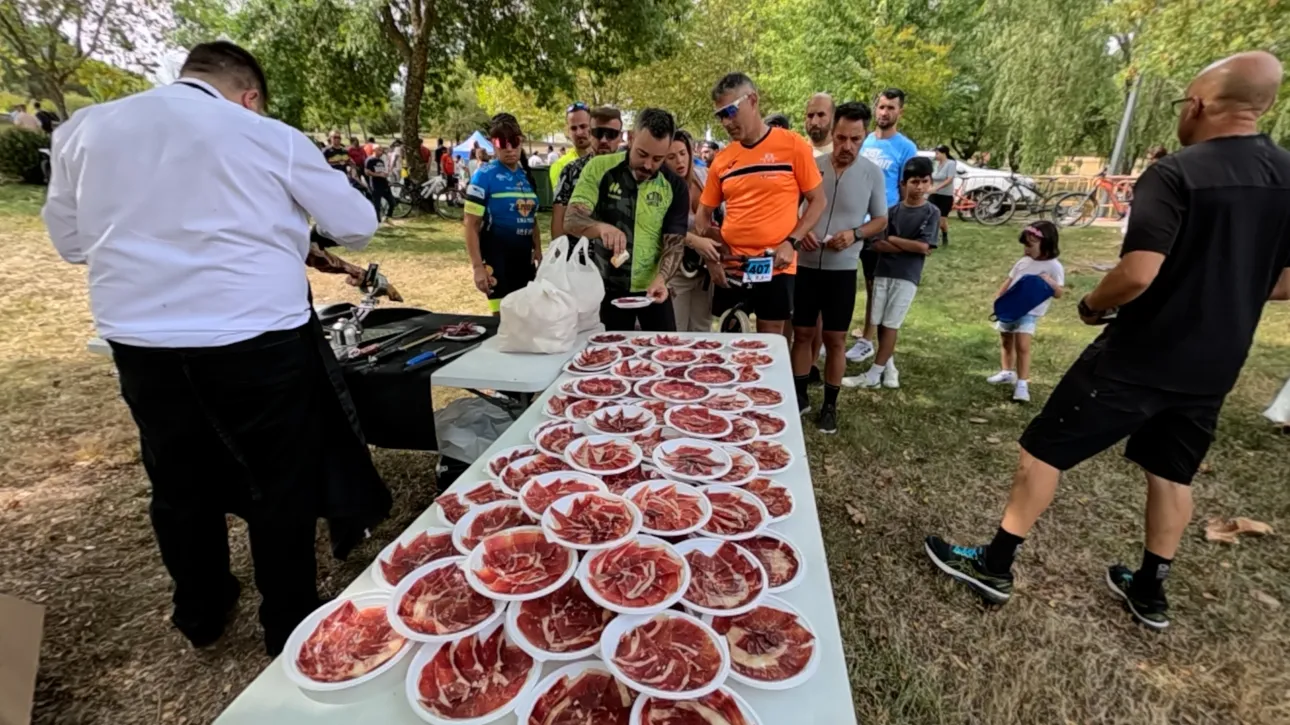 Foto 5 - Deporte, jam&oacute;n ib&eacute;rico y solidaridad se dan la mano en la Jamountain Bike de Guijuelo