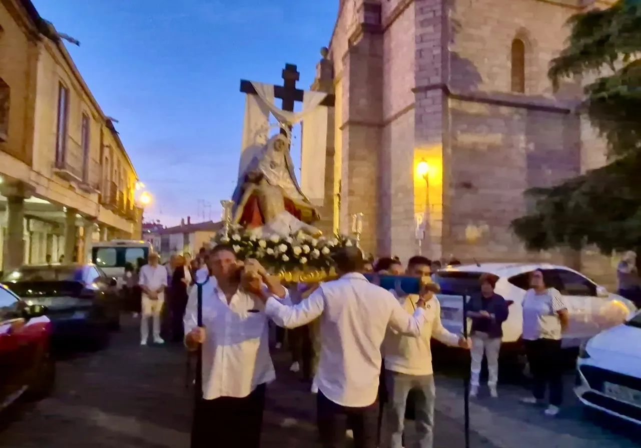Foto 10 - Vecinos y fieles arropan a Nuestra Se&ntilde;ora de la Piedad en su salida extraordinaria organizada por la cofrad&iacute;a de la Vera Cruz