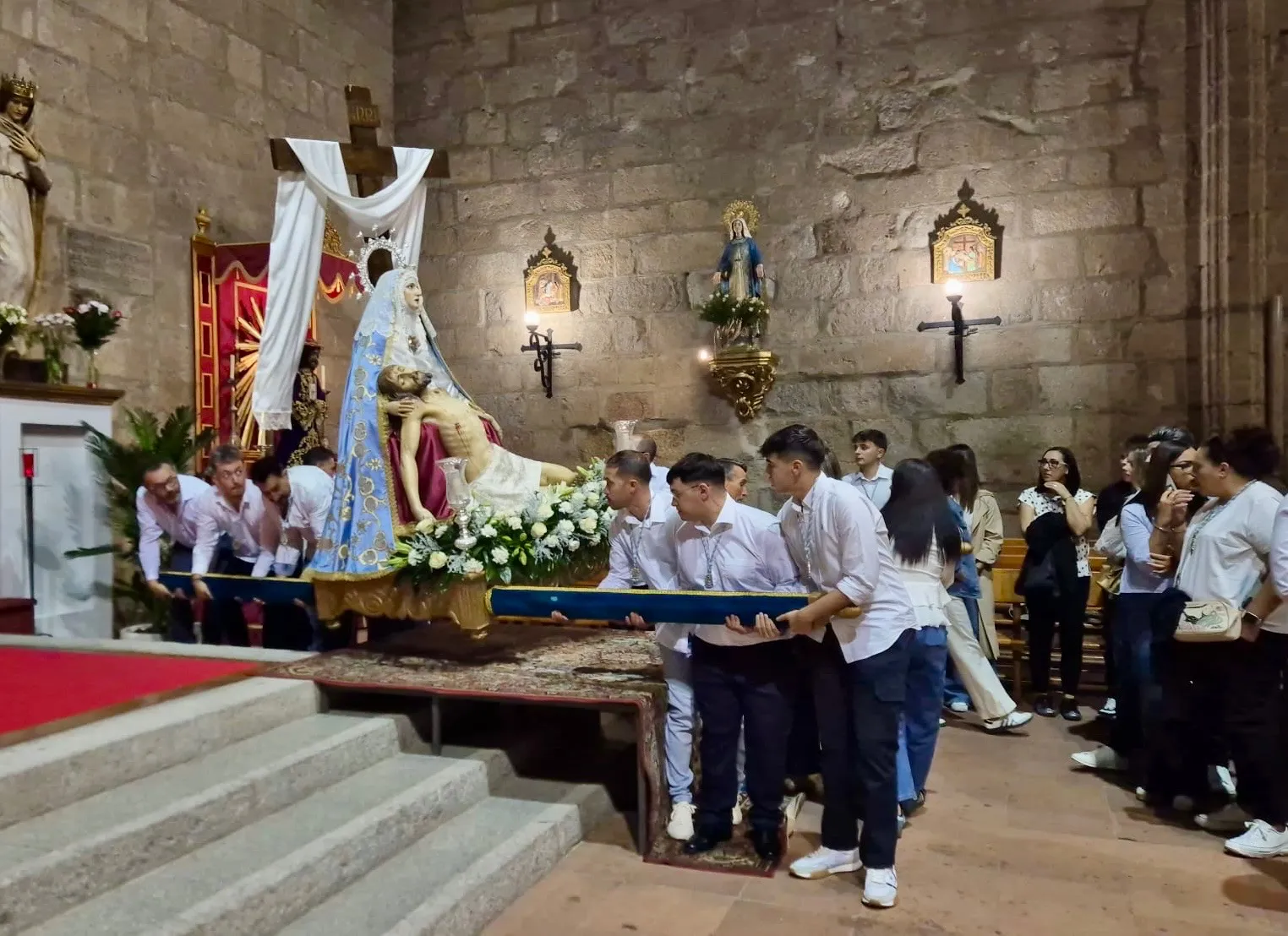Foto 7 - Vecinos y fieles arropan a Nuestra Se&ntilde;ora de la Piedad en su salida extraordinaria organizada por la cofrad&iacute;a de la Vera Cruz