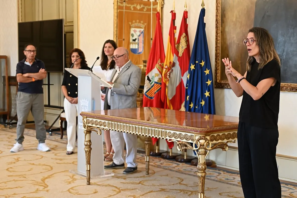 La concejala de Familia e Igualdad de Oportunidades, Miryam Rodríguez, ha recibido a los representantes de las principales asociaciones salmantinas de Personas Sordas.