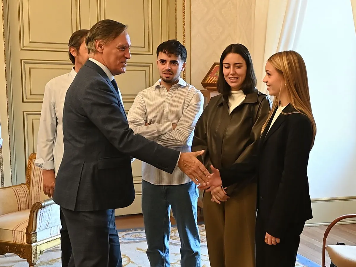 El alcalde de Salamanca, Carlos García Carbayo, ha recibido a los alumnos de Bachillerato que han participado este verano en estancias de inmersión científica