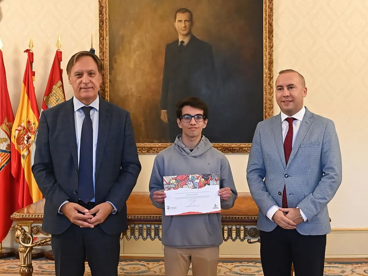 El alcalde de Salamanca, Carlos García Carbayo, ha recibido a los alumnos de Bachillerato que han participado este verano en estancias de inmersión científica
