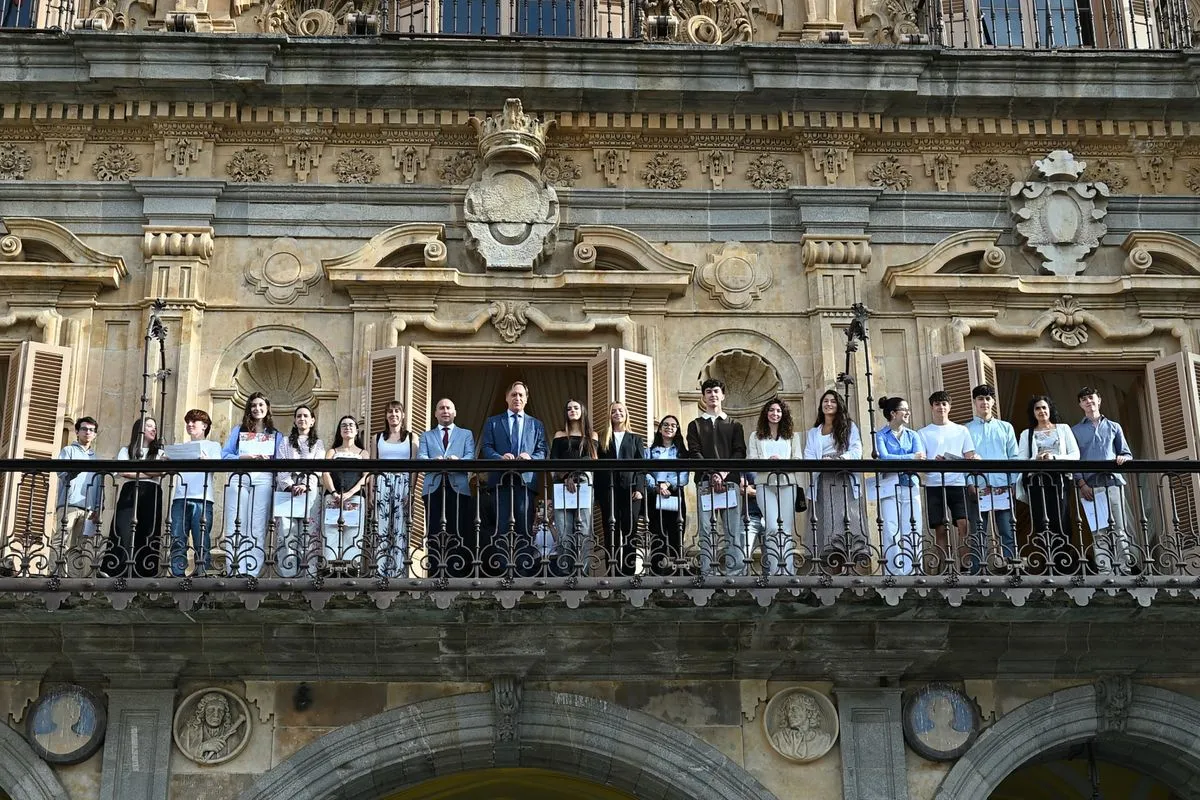 El alcalde de Salamanca, Carlos García Carbayo, ha recibido a los alumnos de Bachillerato que han participado este verano en estancias de inmersión científica