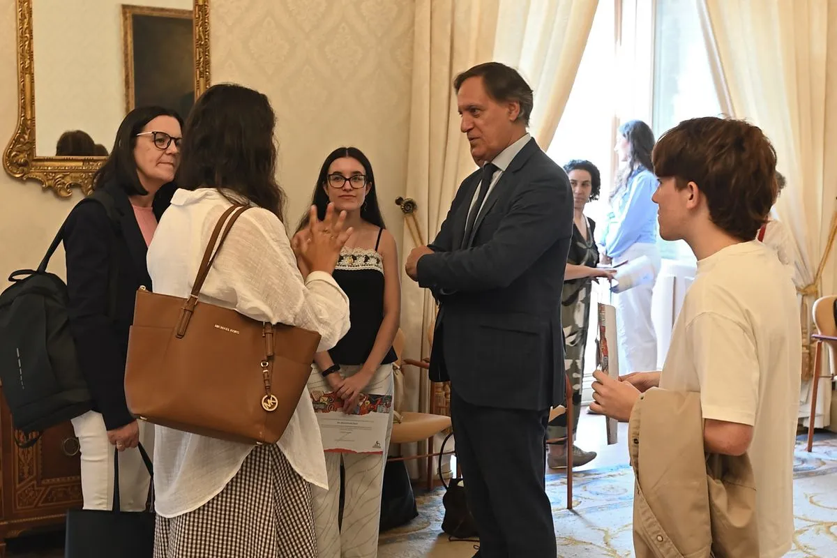 El alcalde de Salamanca, Carlos García Carbayo, ha recibido a los alumnos de Bachillerato que han participado este verano en estancias de inmersión científica