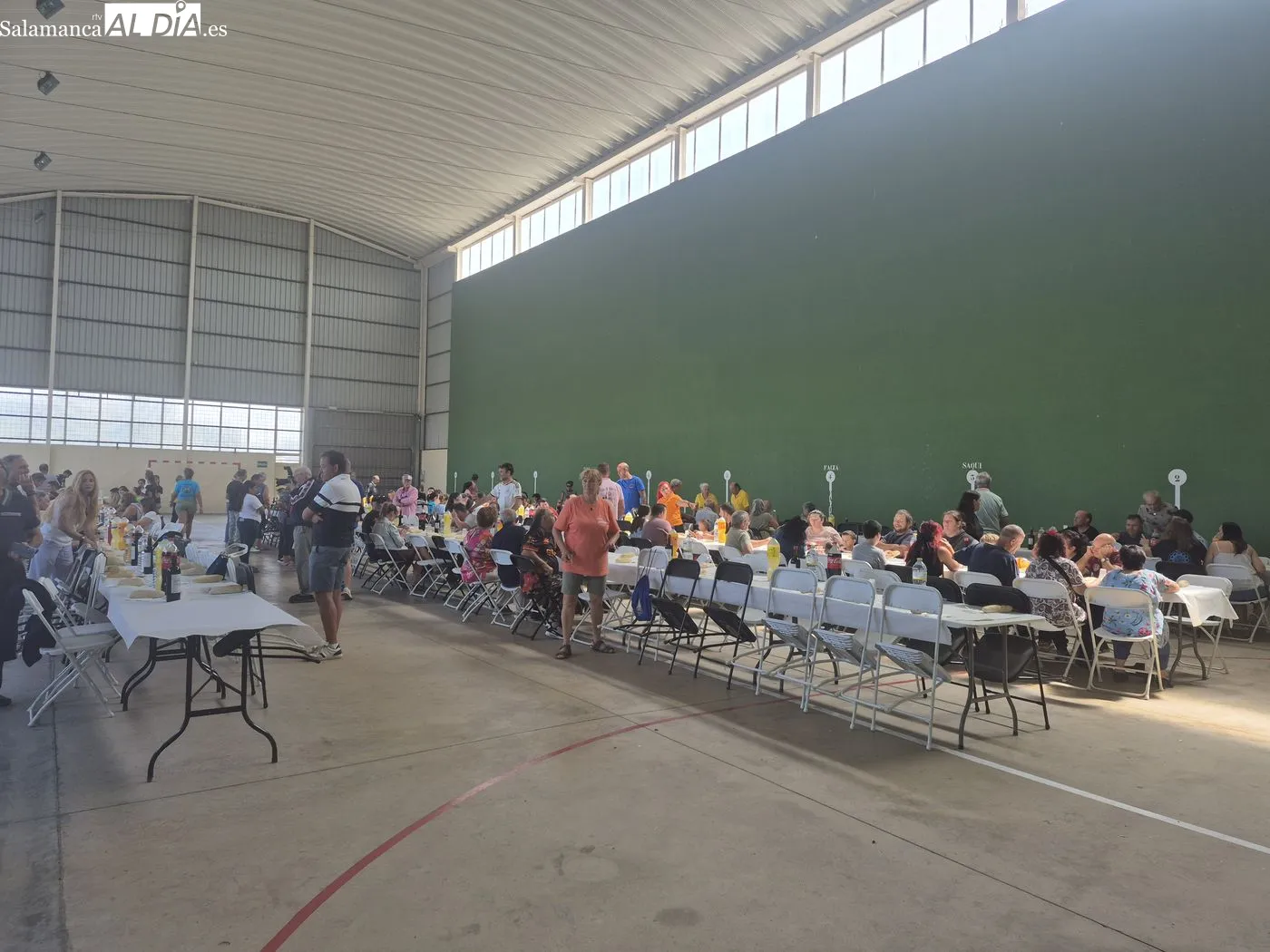 Comida de hermandad en el pabellón de Villaseco de los Reyes / ARIAS