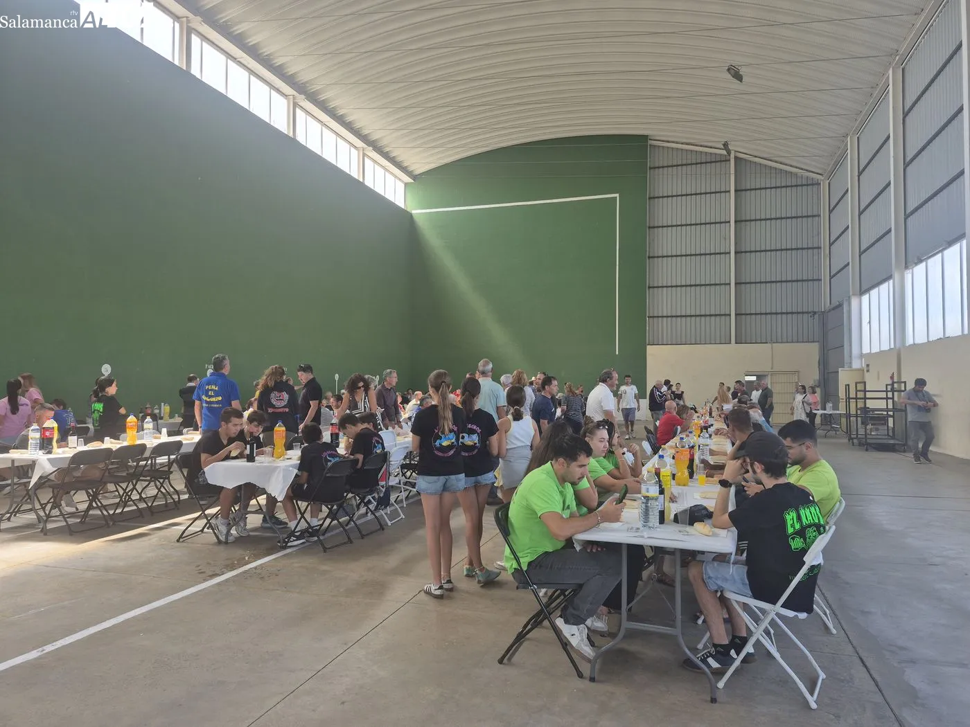 Comida de hermandad en el pabellón de Villaseco de los Reyes / ARIAS