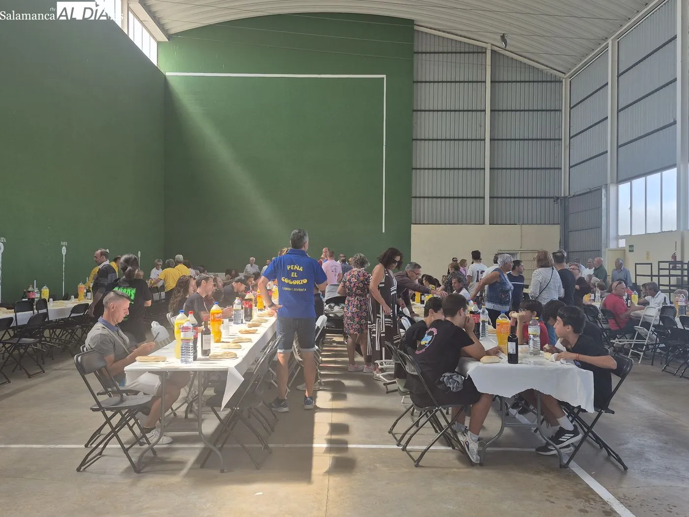 Comida de hermandad en el pabellón de Villaseco de los Reyes / ARIAS