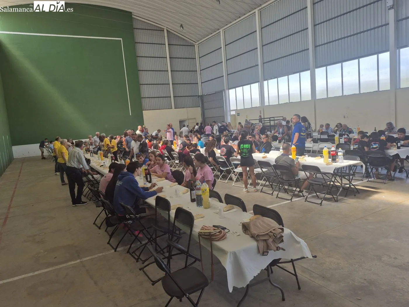 Comida de hermandad en el pabellón de Villaseco de los Reyes / ARIAS