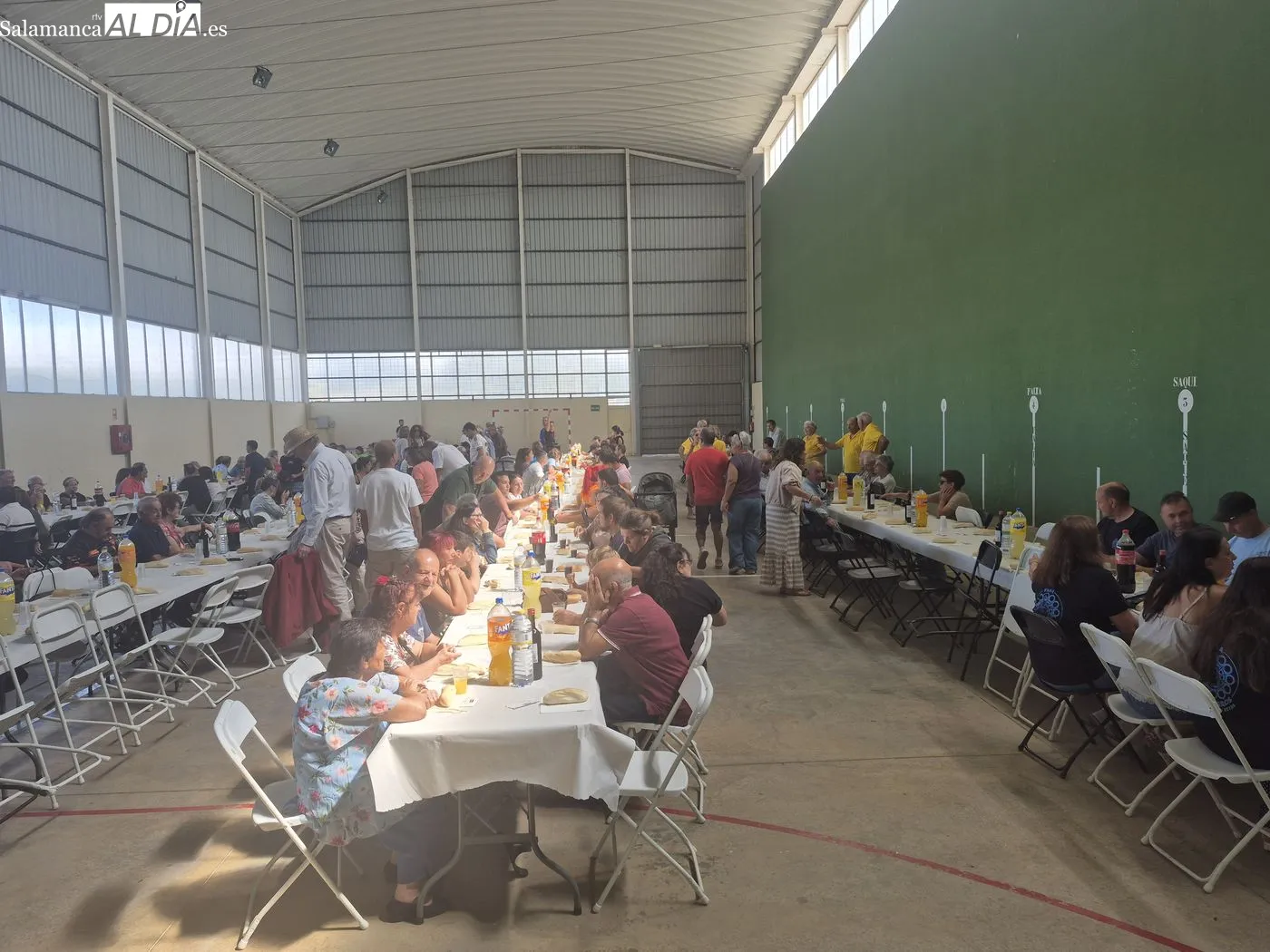 Comida de hermandad en el pabellón de Villaseco de los Reyes / ARIAS