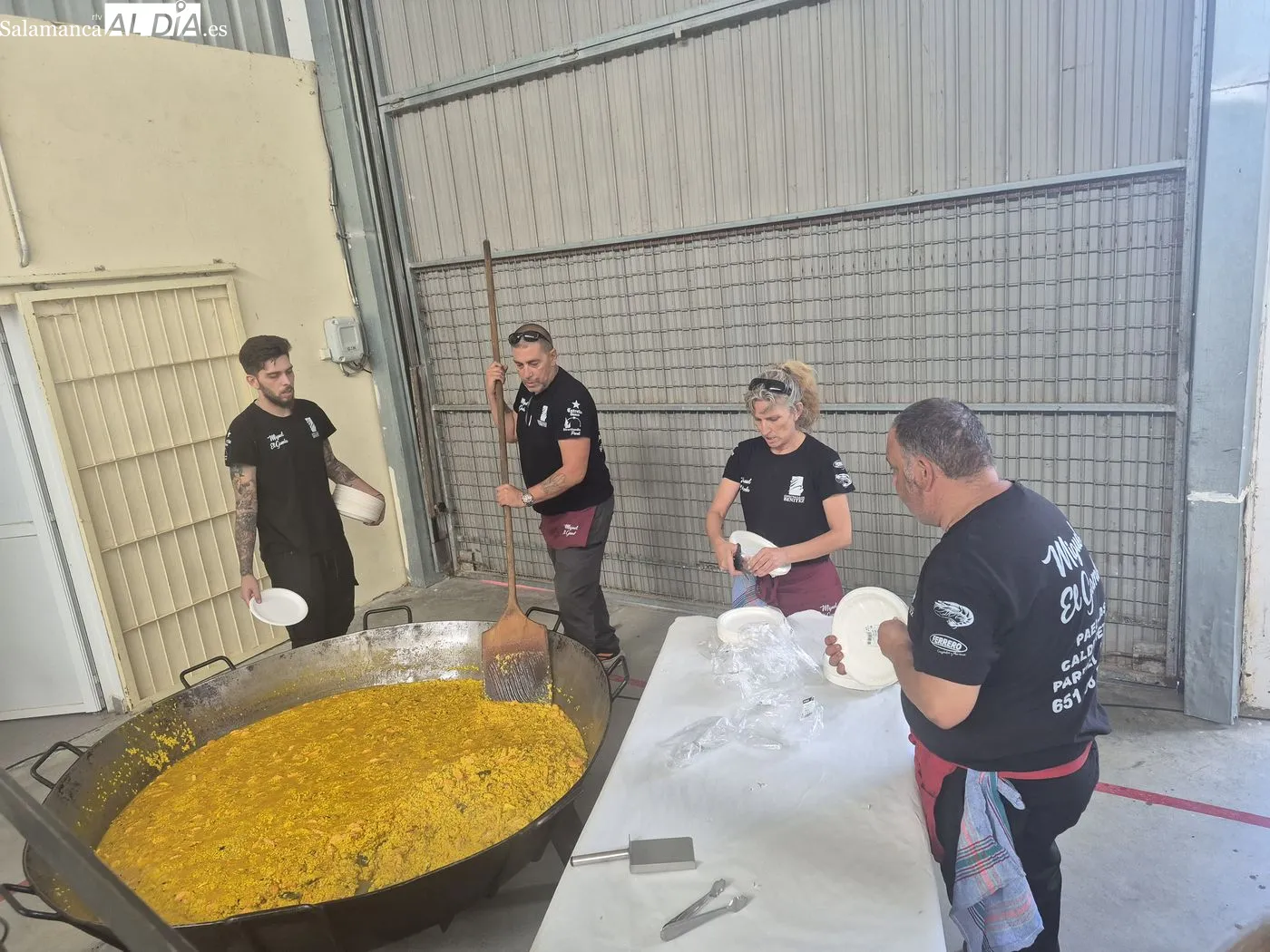 Comida de hermandad en el pabellón de Villaseco de los Reyes / ARIAS
