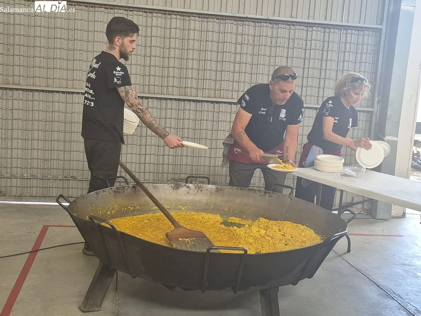 Comida de hermandad en el pabellón de Villaseco de los Reyes / ARIAS
