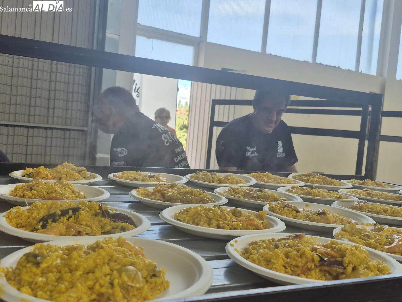 Comida de hermandad en el pabellón de Villaseco de los Reyes / ARIAS